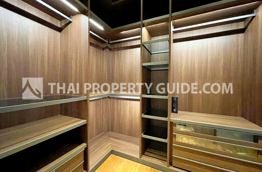 Condominium in Ploenchit 